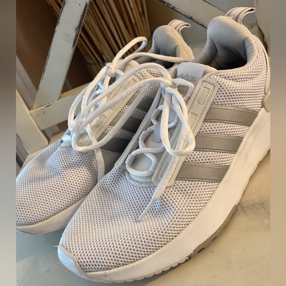 Adidas RACER TR21 SHOES
Size 7 Like New